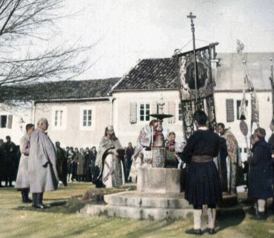 Okupator iz Srbije nam od 1918. nametnu novokomponovani i netačni datum Božića 7. januara: Na fotografiji, kralj Nikola i Mitrofan, autokefalni mitropolit i poglavar Mitropolije cetinjske - Crnogorske pravoslavne crkve, obred 6. januara na Bogojavljanje — osvećivanje vodice, a ne „šestojanuarski”, novokomponovani datum Badnjeg dana